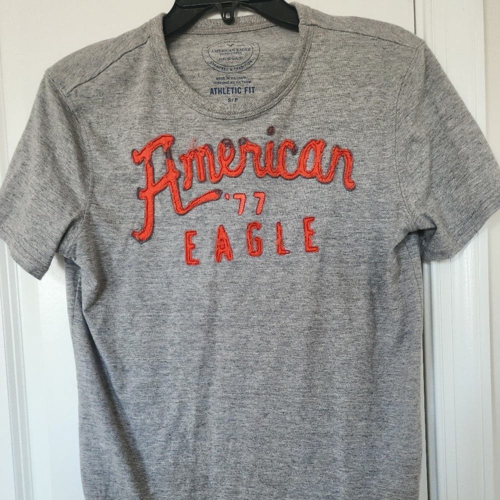Men's sz S American Eagle Athletic Fit Graphic T-Shirt Gray Orange Applique‎